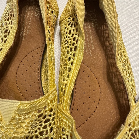 Women’s Summer Ready Yellow Lace TOMS Size 9 Fast Shipping - Picture 3 of 8